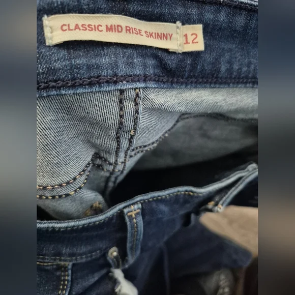 Levi's Women's Skinny Jeans in Dark Blue Wash - Picture 4 of 5